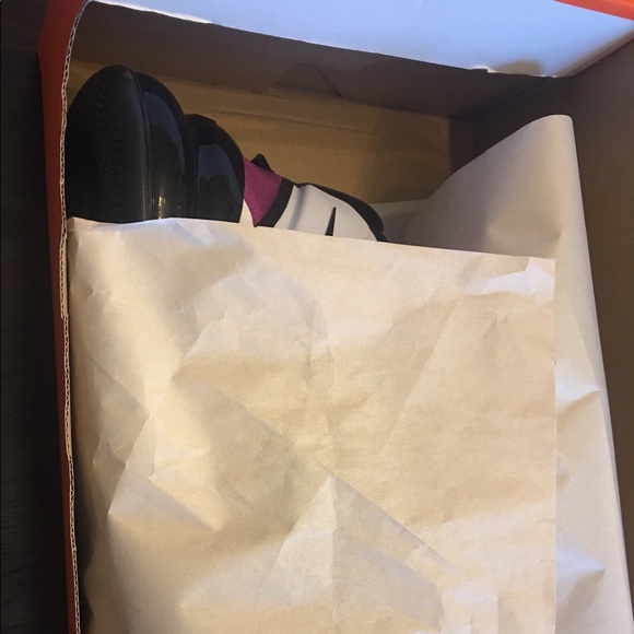 Shoes - Picture 4 of 10